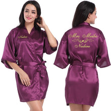 Cargar imagen en el visor de la galería, Logotipo personalizado Weddin Fecha Nombre Faux Silk Kimono Robe Mujer Boda Novia Dama de honor Batas Despedida de soltera Boda Preparewear
