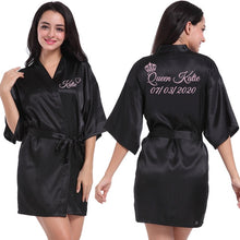 Cargar imagen en el visor de la galería, Logotipo personalizado Weddin Fecha Nombre Faux Silk Kimono Robe Mujer Boda Novia Dama de honor Batas Despedida de soltera Boda Preparewear