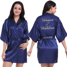 Cargar imagen en el visor de la galería, Logotipo personalizado Weddin Fecha Nombre Faux Silk Kimono Robe Mujer Boda Novia Dama de honor Batas Despedida de soltera Boda Preparewear