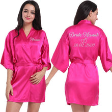 Cargar imagen en el visor de la galería, Logotipo personalizado Weddin Fecha Nombre Faux Silk Kimono Robe Mujer Boda Novia Dama de honor Batas Despedida de soltera Boda Preparewear
