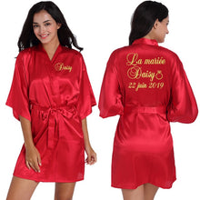 Cargar imagen en el visor de la galería, Logotipo personalizado Weddin Fecha Nombre Faux Silk Kimono Robe Mujer Boda Novia Dama de honor Batas Despedida de soltera Boda Preparewear
