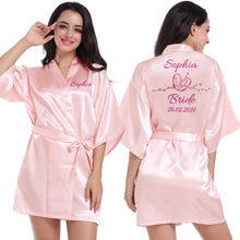 Cargar imagen en el visor de la galería, Logotipo personalizado Weddin Fecha Nombre Faux Silk Kimono Robe Mujer Boda Novia Dama de honor Batas Despedida de soltera Boda Preparewear