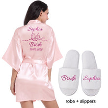 Cargar imagen en el visor de la galería, Logotipo personalizado Weddin Fecha Nombre Faux Silk Kimono Robe Mujer Boda Novia Dama de honor Batas Despedida de soltera Boda Preparewear