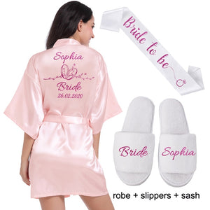 Logotipo personalizado Weddin Fecha Nombre Faux Silk Kimono Robe Mujer Boda Novia Dama de honor Batas Despedida de soltera Boda Preparewear