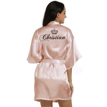 Cargar imagen en el visor de la galería, Logotipo personalizado Weddin Fecha Nombre Faux Silk Kimono Robe Mujer Boda Novia Dama de honor Batas Despedida de soltera Boda Preparewear