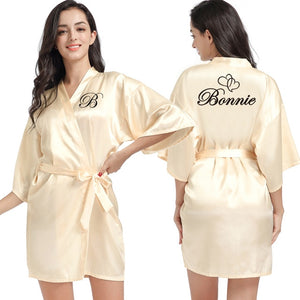 Logotipo personalizado Weddin Fecha Nombre Faux Silk Kimono Robe Mujer Boda Novia Dama de honor Batas Despedida de soltera Boda Preparewear