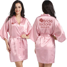 Cargar imagen en el visor de la galería, Logotipo personalizado Weddin Fecha Nombre Faux Silk Kimono Robe Mujer Boda Novia Dama de honor Batas Despedida de soltera Boda Preparewear