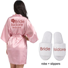 Cargar imagen en el visor de la galería, Logotipo personalizado Weddin Fecha Nombre Faux Silk Kimono Robe Mujer Boda Novia Dama de honor Batas Despedida de soltera Boda Preparewear