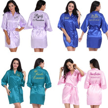 Cargar imagen en el visor de la galería, Logotipo personalizado Weddin Fecha Nombre Faux Silk Kimono Robe Mujer Boda Novia Dama de honor Batas Despedida de soltera Boda Preparewear