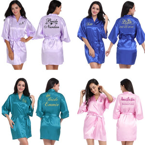 Logotipo personalizado Weddin Fecha Nombre Faux Silk Kimono Robe Mujer Boda Novia Dama de honor Batas Despedida de soltera Boda Preparewear